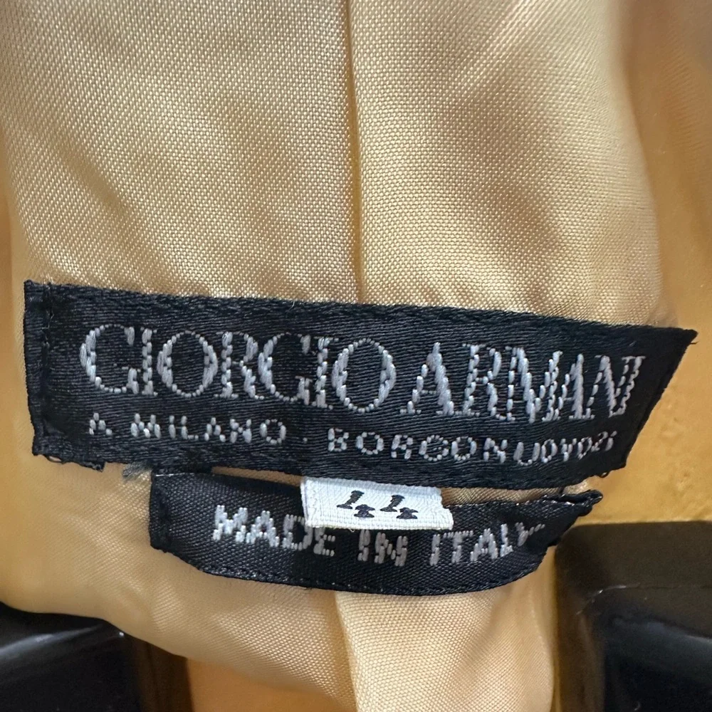 Giorgio Armani Elegant Cream Blazer - Picture 8 of 15